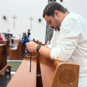 Homens do Terço em oração, refletindo as parábolas do Evangelho de Mateus 13,31-35 na Paróquia Sagrado Coração de Jesus.