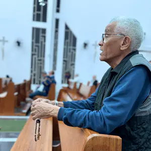 Homens do Terço em oração, refletindo as parábolas do Evangelho de Mateus 13,31-35 na Paróquia Sagrado Coração de Jesus.