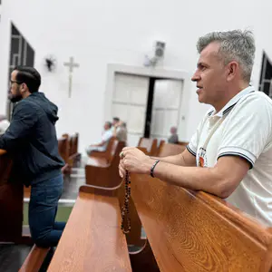 Homens do Terço em oração, refletindo as parábolas do Evangelho de Mateus 13,31-35 na Paróquia Sagrado Coração de Jesus.