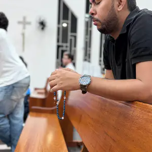 Homens em oração no encontro semanal do Terço