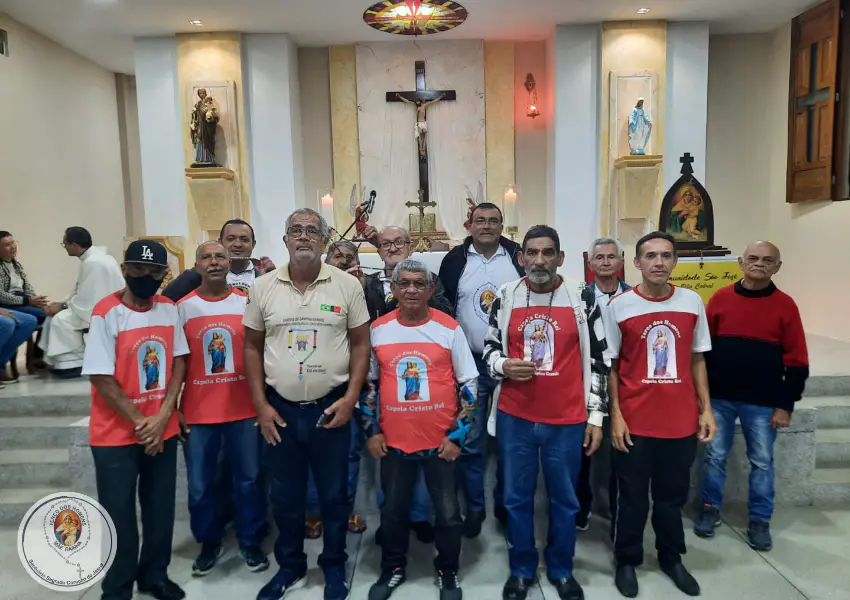 Homens rezando o terço durante a celebração dos 18 anos do Terço dos Homens da Comunidade São José em clima de fé e devoção.