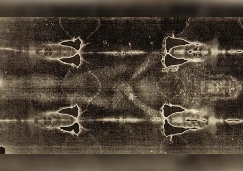 Imagem do Santo Sudário com marcas da crucificação de Cristo